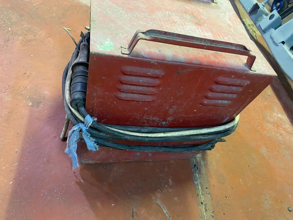 Сварочный аппарат ММА 250А в рабочем состоянии электро дуговой сварки