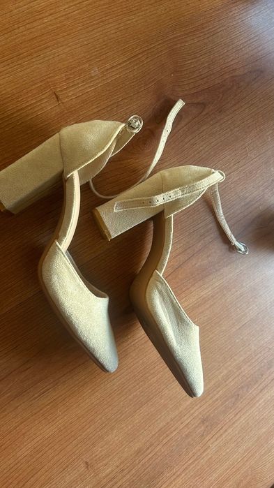 Salto Alto Elegante - é 38, mas serve 37 pois é um tamanho pequeno.