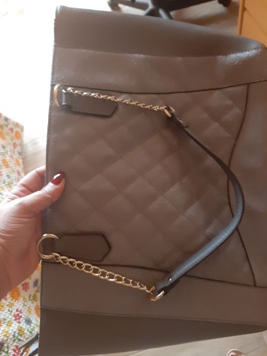 Mala de senhora em cinzento. Guess