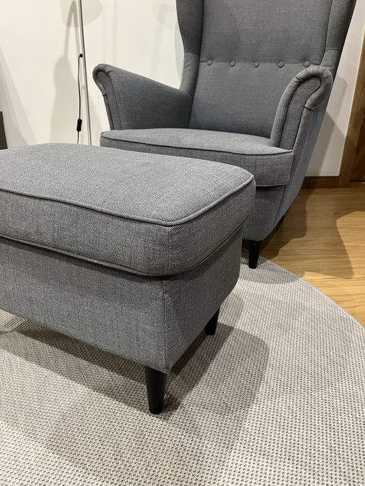 Poltrona e banqueta pousa pes