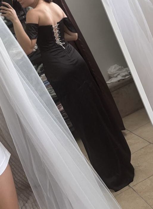 Продається вечірня сукня, одягнута один раз, в ідеальному стані.