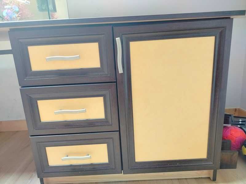 Biurko na wymiar z dużym blatem