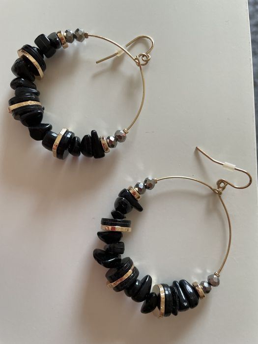 Brincos dourados e pretos Parfois