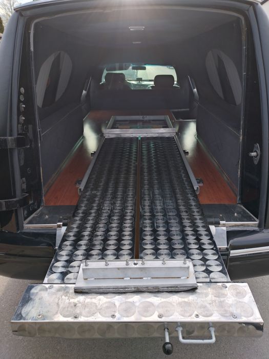 Karawan pogrzebowy Cadillac DeVille wersja europejska, cena brutto