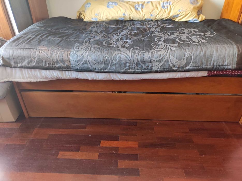 Quarto/ estúdio 2 camas e secretária