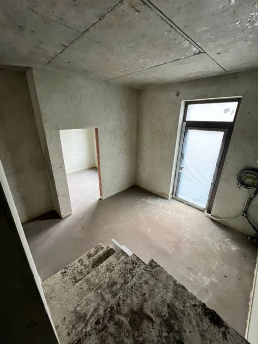 Продаж котеджів з приватним басейном у місті, біля лісу