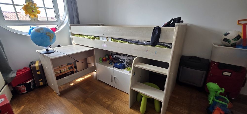 Vendo cama com secretária