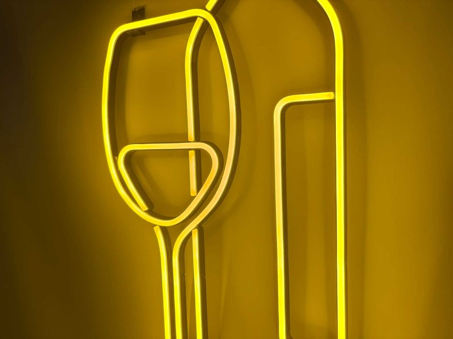 Неонова вивіска "Пляшка вина" лимонно-жовта, 800*326 мм
