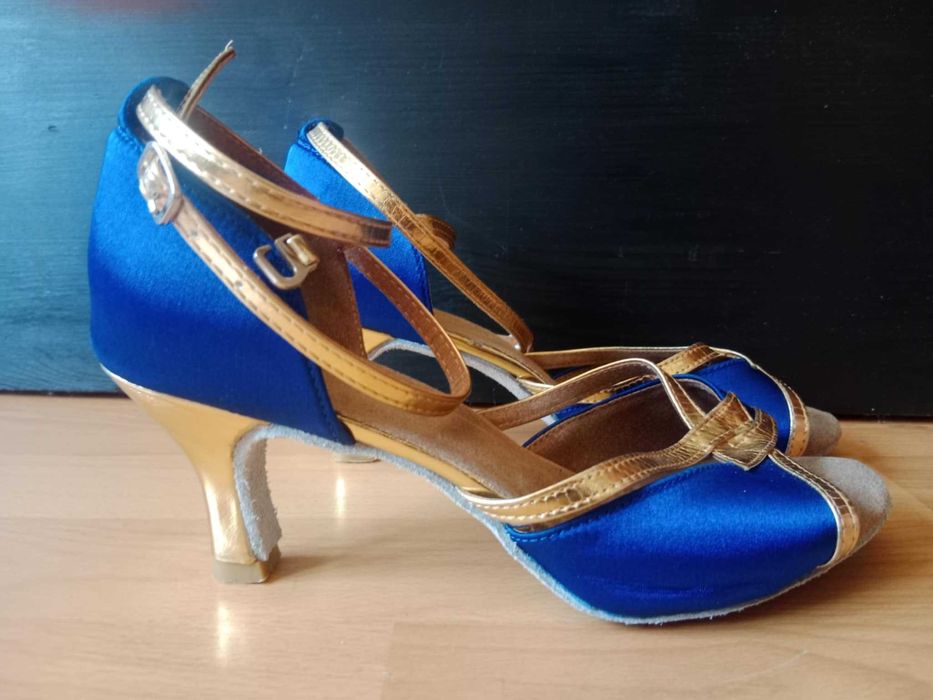 Buty do tańca towarzyskiego dla kobiety noszącej rozmiar 40