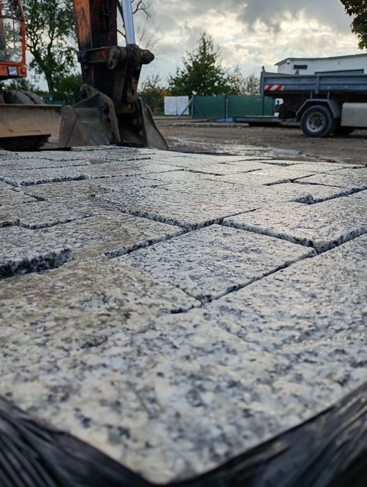 Kostka granitowa, palisada, słupki graniczne