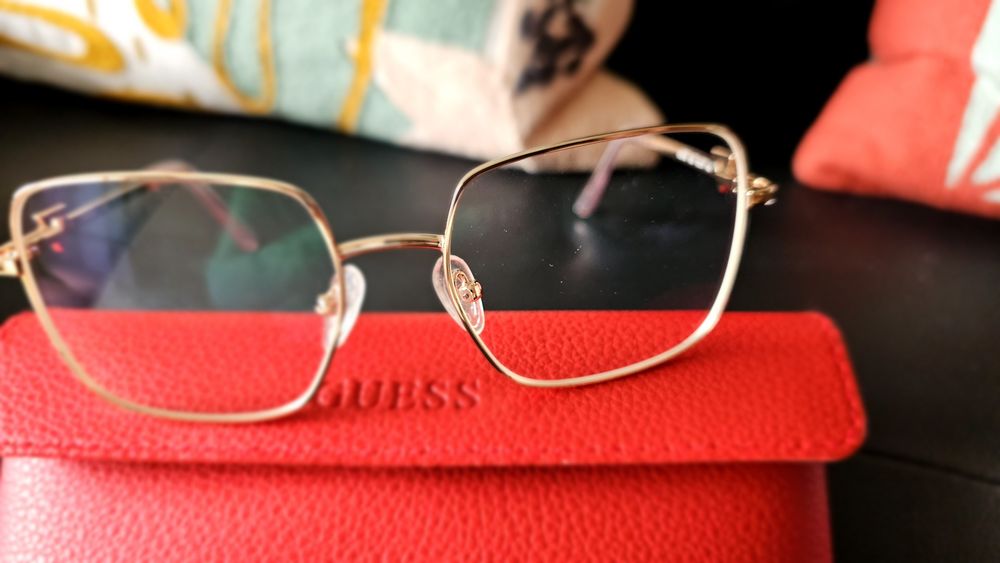 Óculos Guess dourados