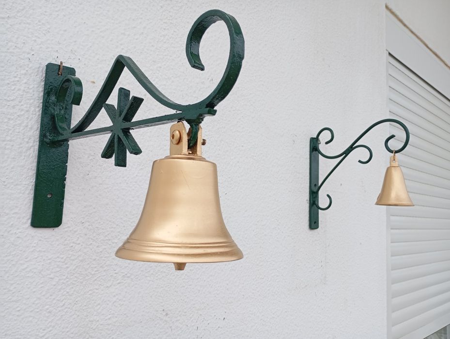 Sinos em latão com suportes para fixar