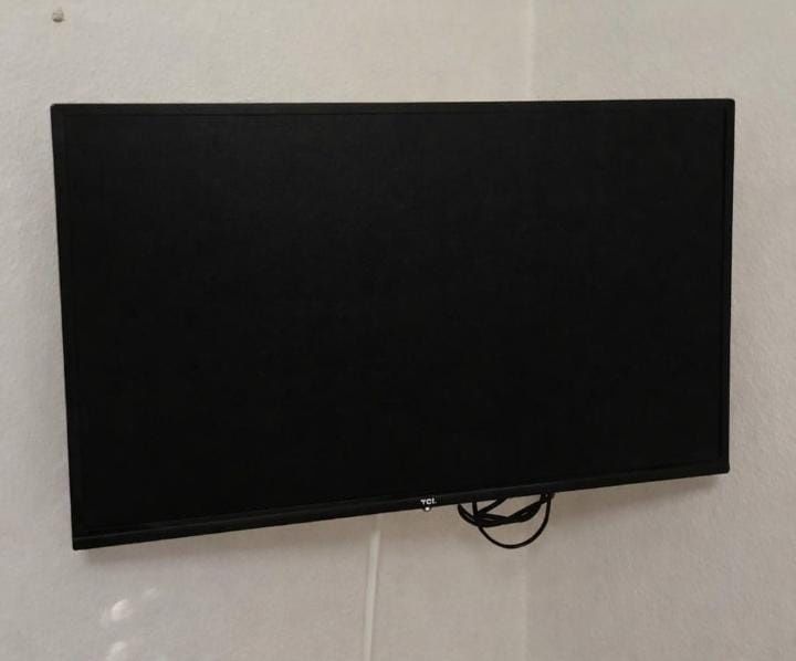 TV 32" com suporte de parede ( NÃO É SMART)