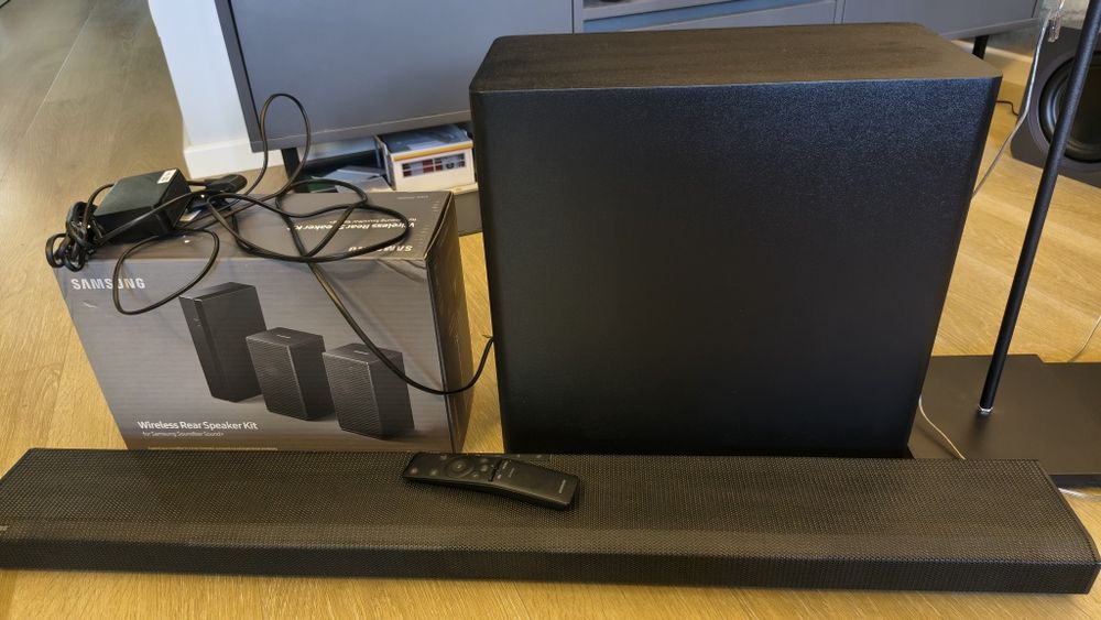Soundbar Samsung HW-Q800T + zestaw dwóch dodatkowych tylnych głośników SWA-9000S | 5.1.2 | Dolby Atmos | stojaki na głośniki | 330W + 54W stan idealny