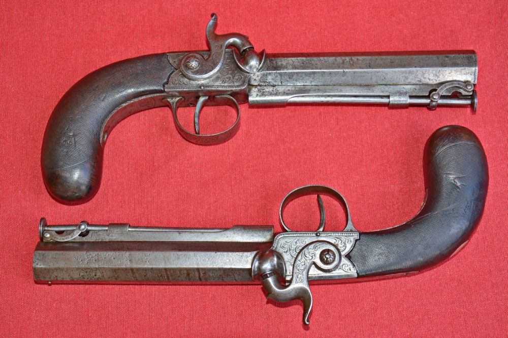 Par de pistolas de percussão séc. XIX em estojo. Londres. Aço damasco