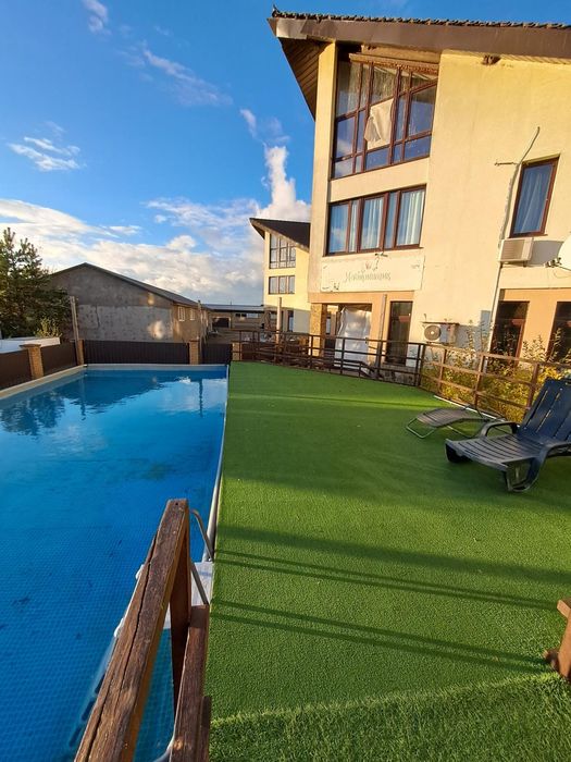 Продам готель 2200м2 в елітному котеджному містечку Северинівка.