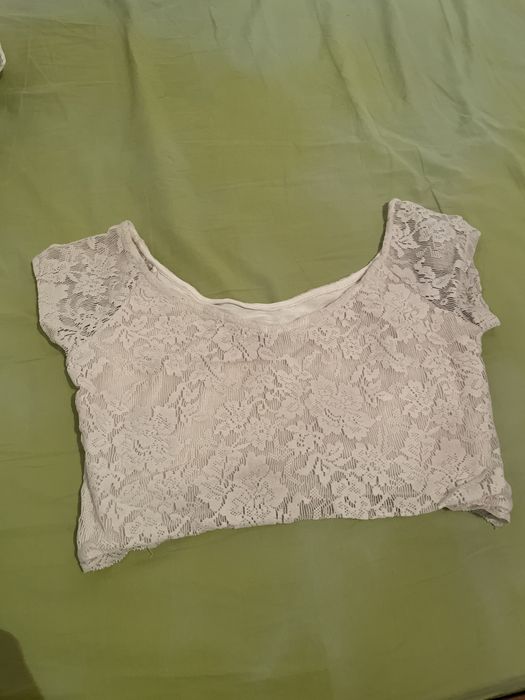 Top bege meio branco
