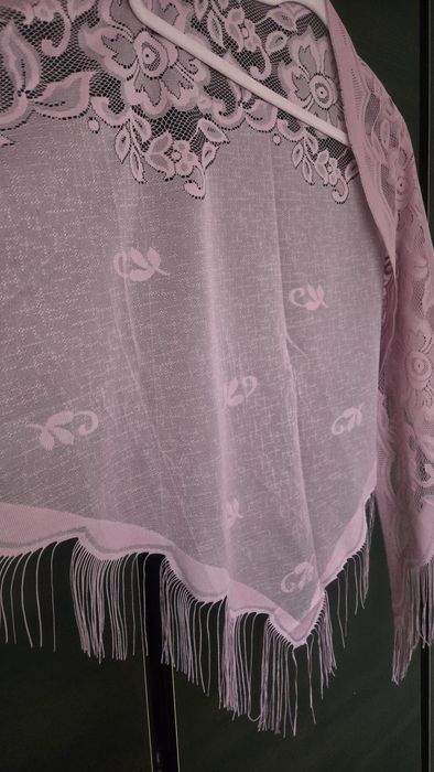 Modna koronkowa chusta z frędzlami