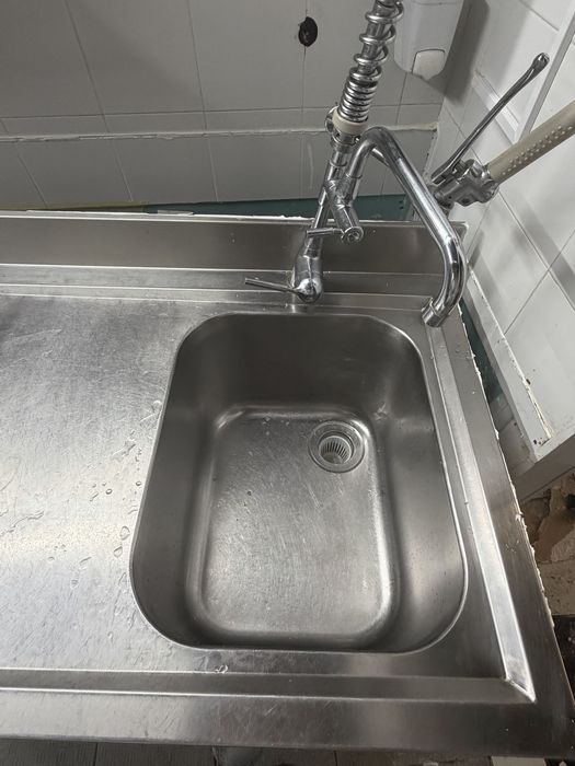 Bancada inox com cuba de lavagem e torneira