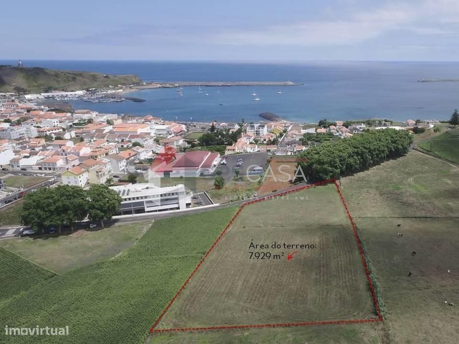 Terreno de 7.929 m2 no coração da Praia da Vitória