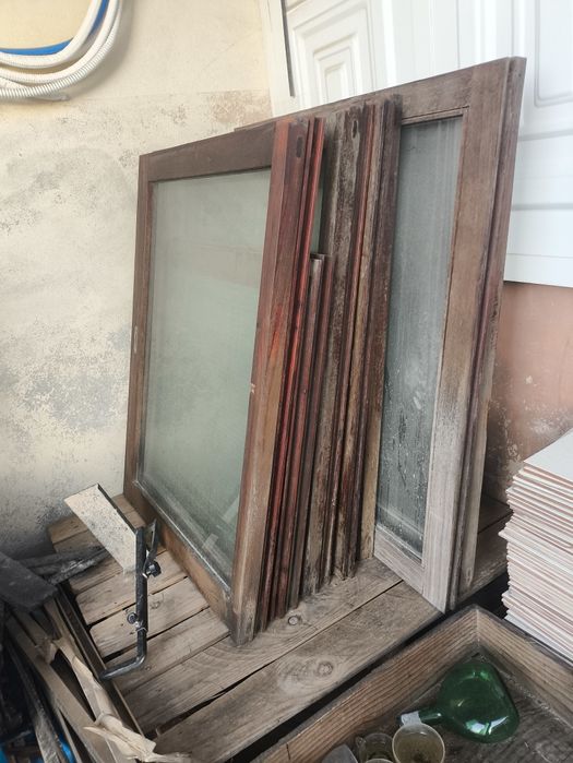 Lote de janelas antigas em madeira – 14 unidades