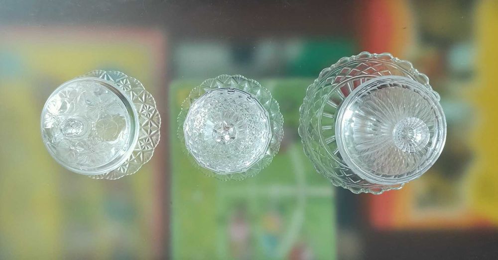 Bomboneiras e pires antigos em cristal e vidro