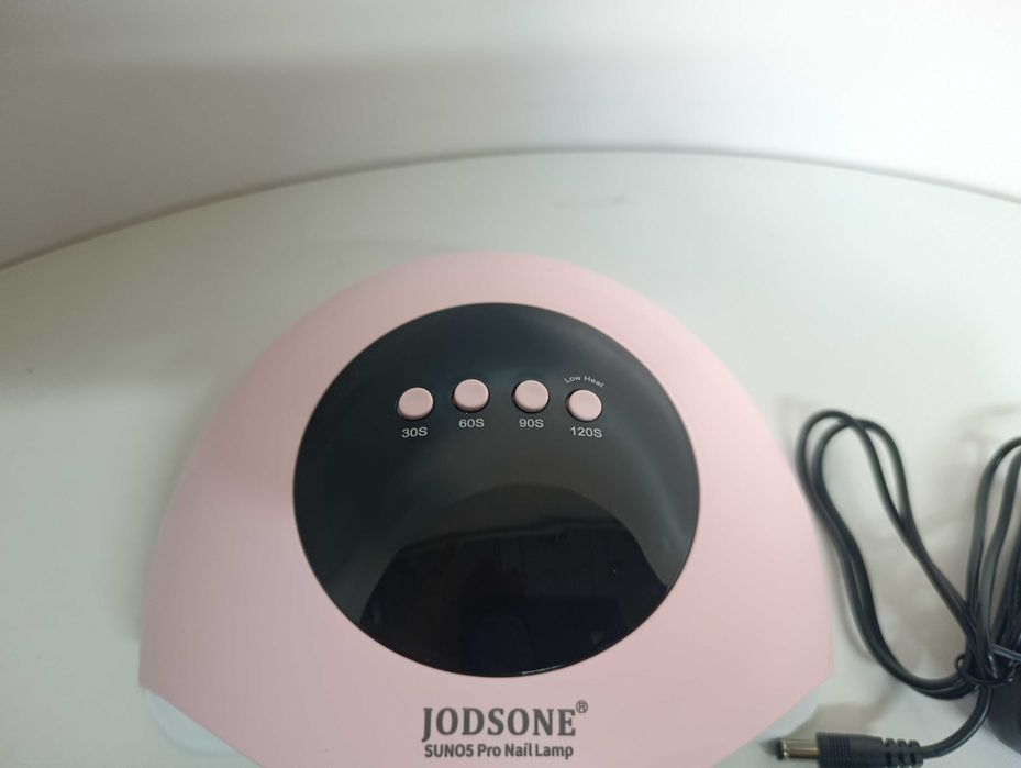 Suszarka do paznokci. lampa do paznokci UV