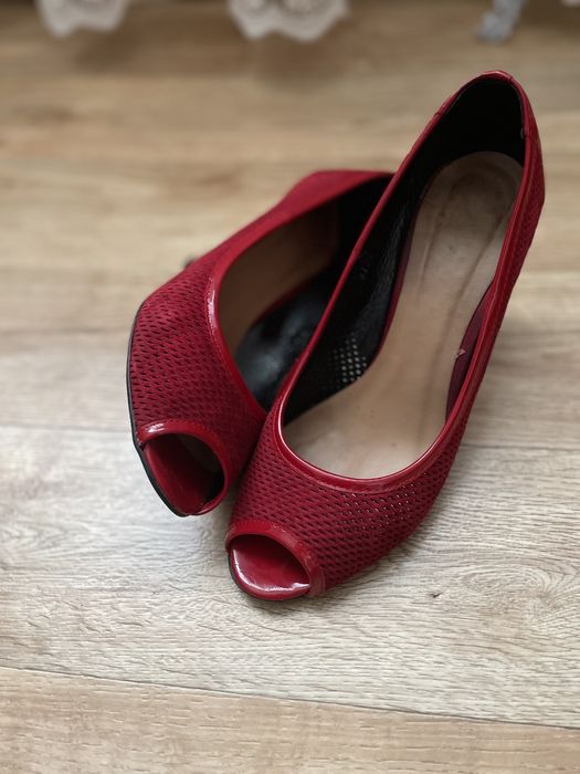 Туфлі з відкритим носком