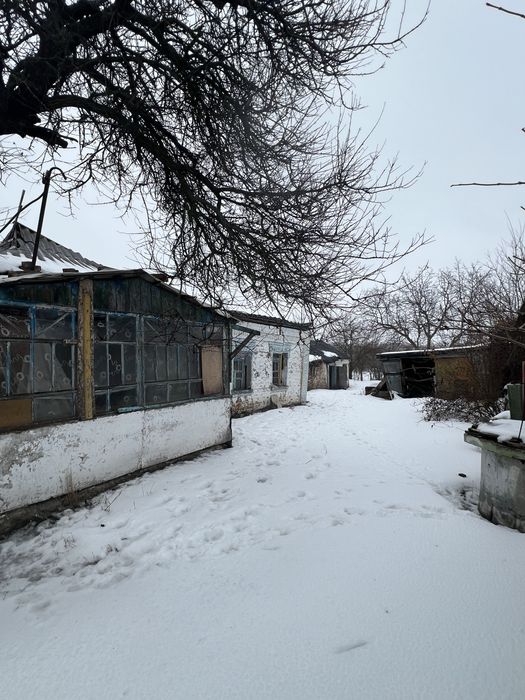 Продам нежилий будинок з рівною ділянкою поблизу центру Узина