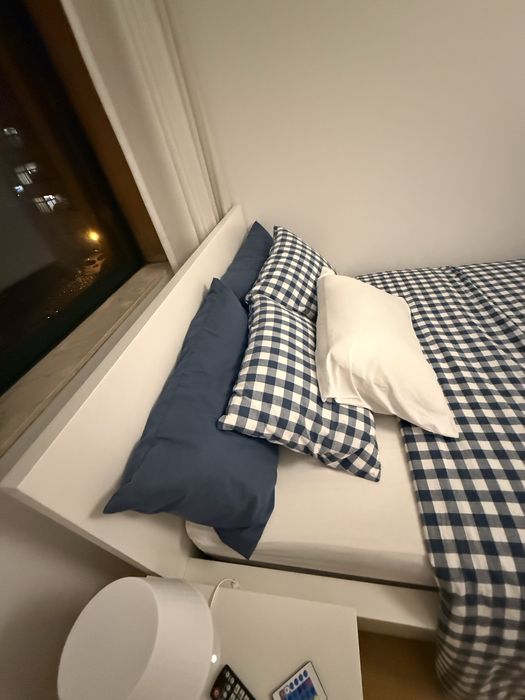 Vendo cama e uma mesinah linha Malm Ikea