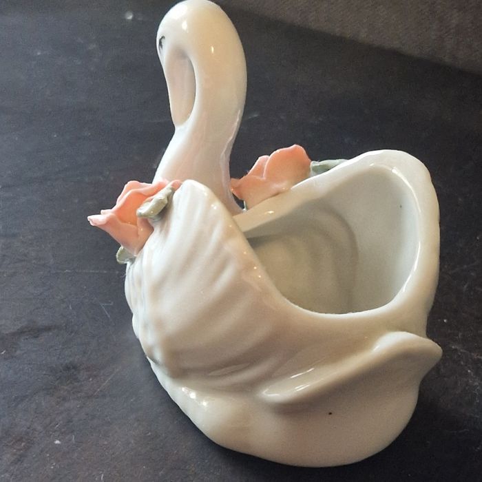 Porcelanowy łabędź koszyczek