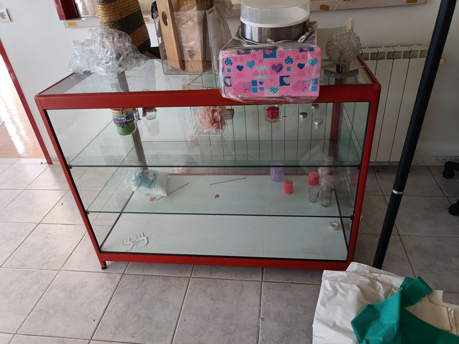 Móvel vitrina vermelho