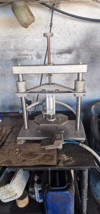 Прес пневматичний. Укупорщик для лотків банок та  іншої тари без різьб