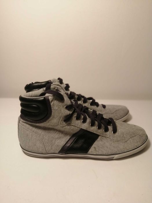 Ténis, Bota e cano longo cinza