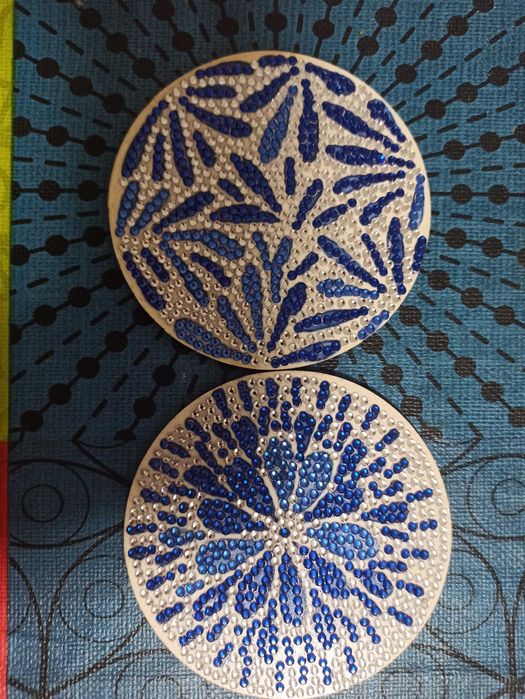 Suporte e porta copos feitos a mão.