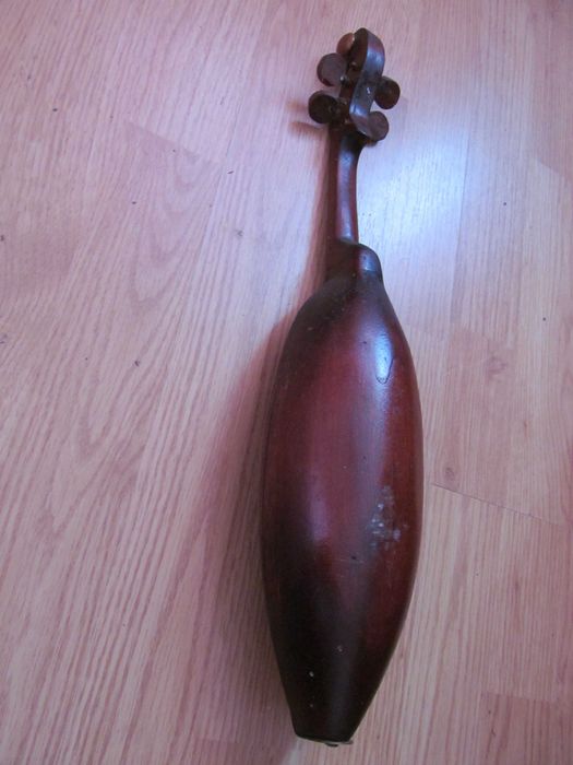 Bardzo stary instrument muzyczny góralski, gęśle,
