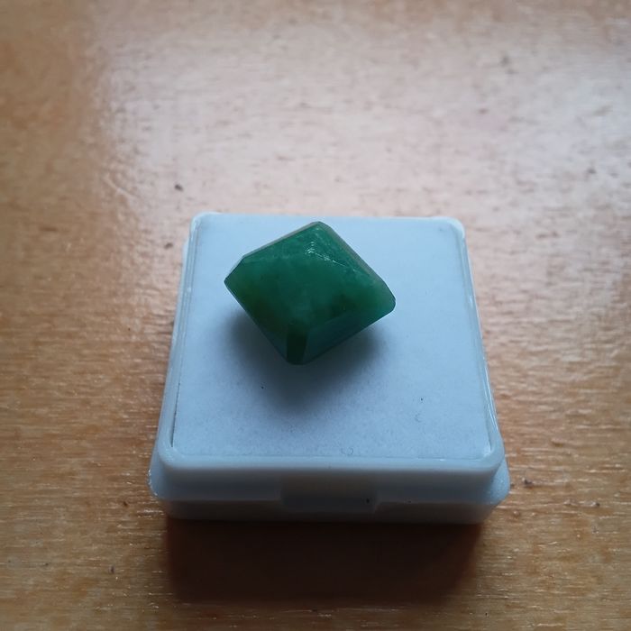 Esmeralda Natural com Certificado 
Uma joia rara e autêntica, símbolo