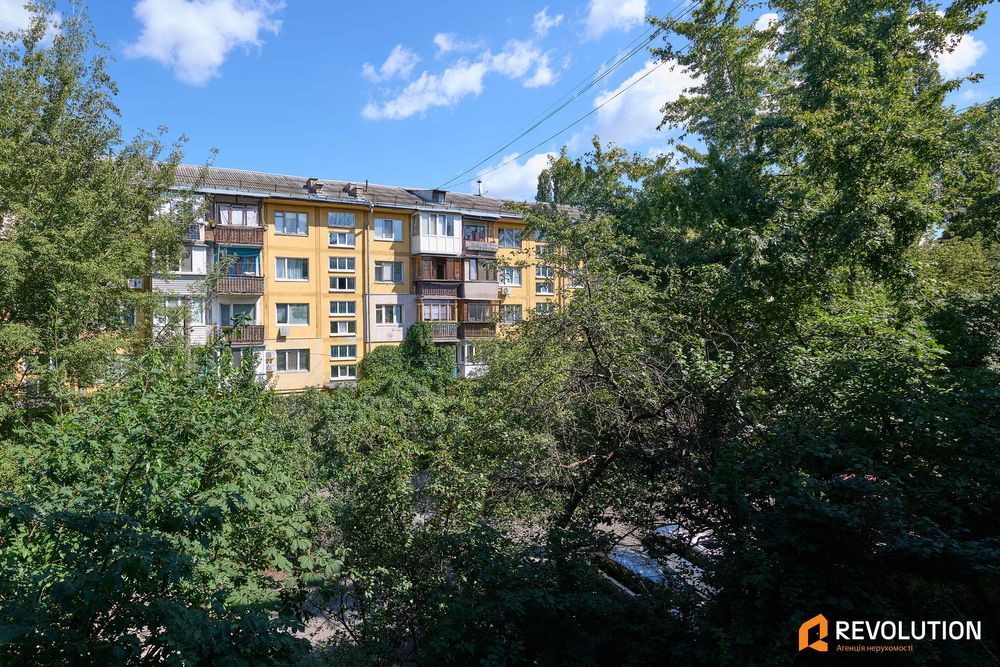 Без% , продаж 1 кімнатної квартири Бульвар Верховної Ради 18а, метро