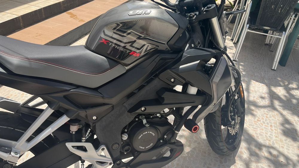 Vendo mota UM xtreet RS 125cc