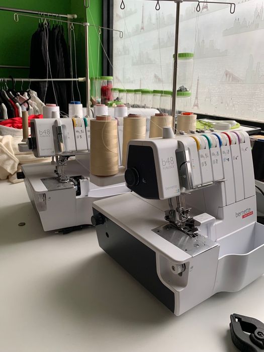 Maquina de costura corta e cose