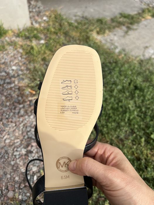 Босоніжки сандалі чорні Michael Kors, шкіряні оригінал на низьких підборах