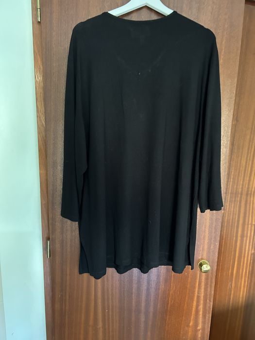 camisola preta com aplicação de missangas