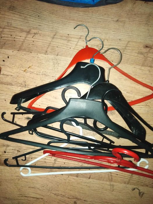 Plastikowe wieszaki na ubrania