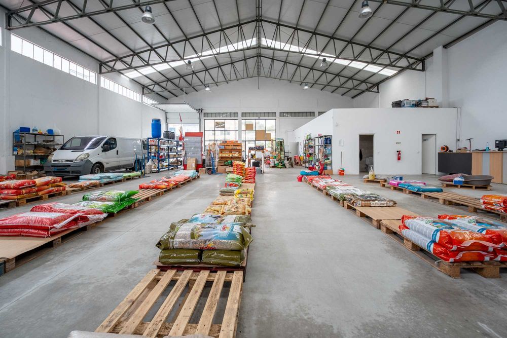 Arrenda-se Armazém - Fornos