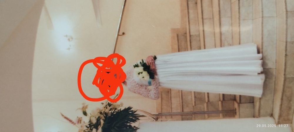 Біла сукня з атласу