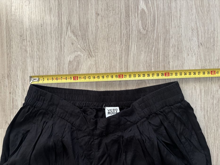 Czarne, lejace spodnie