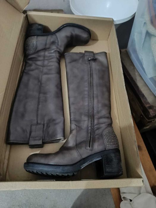 Sapatos e botas como novos