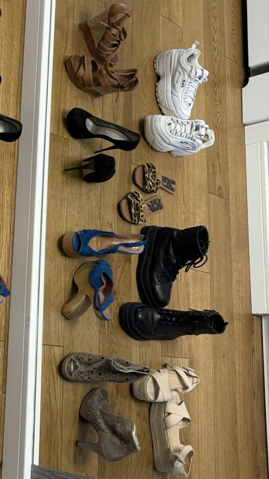 buty    botki    sandały    klapki    szpilki    sandały
