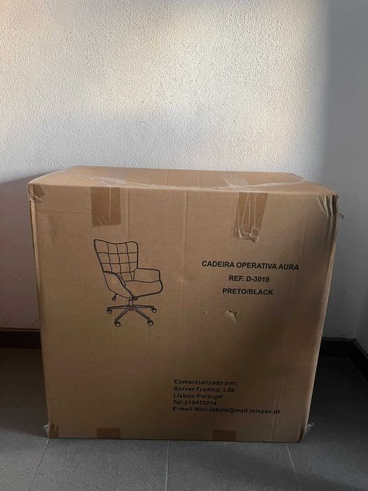 Cadeira Operativa STAPLES Aura – Tecido Preto – NOVA E SELADA