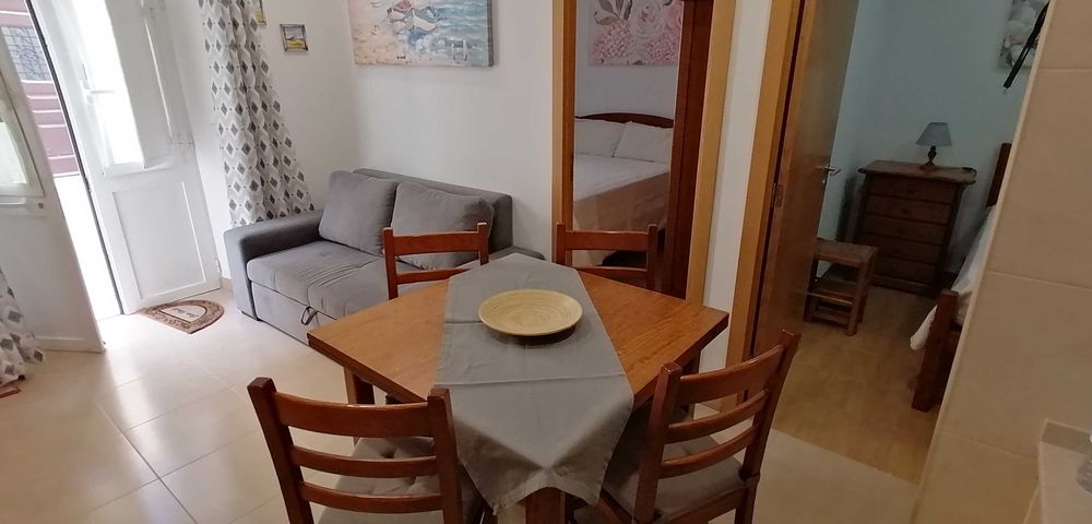 Casa de férias T2 no centro de Sesimbra a 90 metros da praia.